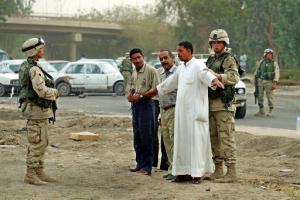 Una amnistía de dos semanas para que los iraquíes entregaran las armas que poseían terminó el domingo. Cualquiera que sea capturado con armas ilegales encara una multa y hasta un año de cárcel.
