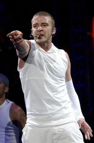 Vestido totalmente de blanco Justin  se entregó totalmente al público asistente esa noche.
