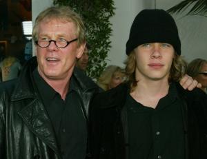 Nick Nolte quien interpreta a David Bane, llegó a la premiere acompañado de su hijo Brawley King.