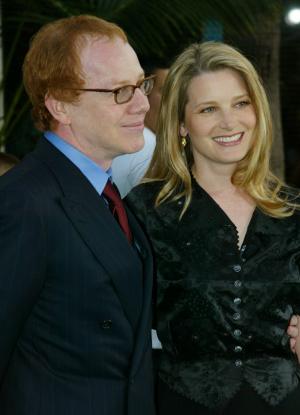 Danny Elfman compositor de la música de la película asistió con su novia la actriz Bridget Fonda .