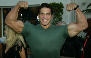 Lou Ferrigno quien al parecer no olvida su personaje, tiene una aparición especial dentro de la película.