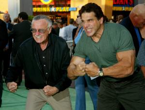 Stan Lee creador del personaje Hulk y el actor Lou Ferrigno, quien interpretó al personaje en la serie de televisión hace varios años dan su mejor 'Hulk' para los fotógrafos.