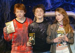 Harry, Ron y Hermione, son un trío perfecto ya que entre los tres complementan muy bien, Harry tiene la habilidad de ser un buen mago, Ron conoce perfectamente el mundo mágico, y Hermione descifra los enigmas y realiza los conjuros.