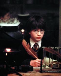 En Howarts, Harry no sólo empieza a desarrollar sus habilidades, sino que también empieza a conocer su pasado y el destino fatídico de sus padres.