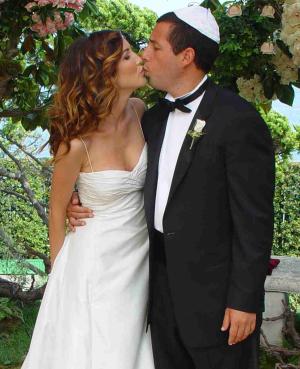 Adam Sandler es una de las celebridades más importantes de Hollywood en este momento, ya que el mismo produce, escribe y actua sus filmes.