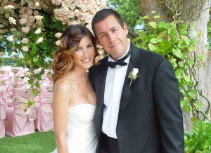 La novia lució un traje blanco con pequeñas hombreras destacando sobre las pálidas rosas rosadas que la rodeaban.