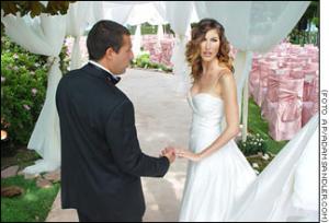 Se trata de la primera boda tanto para Sandler, 36 años, como para Titone, 28 años, y sus nupcias congregaron el domingo en Malibú a un gran número de famosos amigos de la pareja.