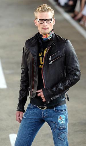 Reviviendo los 60´s la casa de modas Dsquared2 nos presenta la clásica combinación de jeans y chamarra de piel.