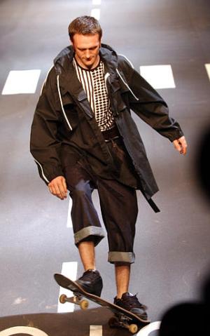 Entre otras propuestas de la jornada estuvieron los conjuntos de Issey Miyake, inspirados en los indígenas yanomani de la selva amazónica, la ironía y la fantasía de Etro y la colección inspirada en el movimiento antiglobalización de Exté, con amplios chaquetones adornados con las banderas de los países del tercer mundo