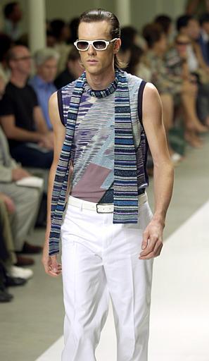 Suéteres sin mangas, pantalones de algodón y accesorios como lentes de sol forman parte de la colección de Missoni para el año entrante.