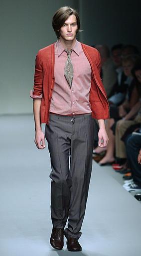 Missoni un joven y elegante artista impregnado de elegancia y frescura, con sus polos adherentes, camisetas de rejillas de hilo de lino y pantalones claros de piel agujereada.