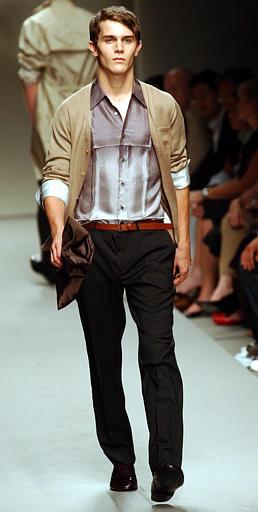 Chaquetas cortas, pantalones holgados y camisas blancas de corte clásico con bordados en rojo, sin concesiones a la excentricidad fue de lo más utilizado por Jill Sanders.
