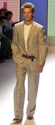 Para los eventos más mundanos, la propuesta de Valentino es una chaqueta de seda, de tonos azules o ébano sobre camisas de un blanco luminoso, pero sin ceder un ápice de masculinidad.