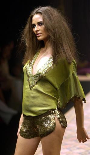 Este modelo porta una camisa verde eléctrica, presentada durante el desfile de Versace en Milán.