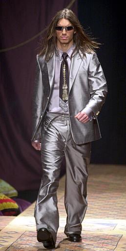 Como contrapunto, pantalones sutiles y evanescentes, chaquetas de piel laminadas de plata y trajes para la noche con chaquetas clásicas y pantalones de corte deportivo, ceñidos con llamativos y coloristas fajines de esmoquin.