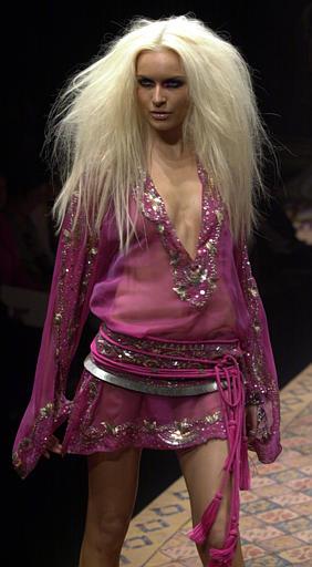 Frente a tanto frenesí juvenil y la pretensión de llegar al gran público, la diseñadora Donatella Versace, fiel al estilo de la casa, busca a sus exclusivos clientes a los que ofrece formalidad y transgresión con un cóctel de 'glamour' teñido de aires orientales.