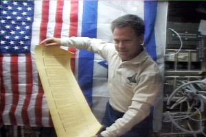 El astronauta israelí Ilan Ramon trabaja en una de las investigaciones científicas que se realizaban en el Columbia.