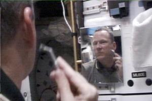 Esta imagen congelada de un video muestra al astronauta  David M. Brown rasurándose.