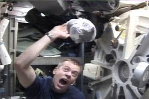 El astronauta William McCool juega con una bolsa de basura en el Columbia.