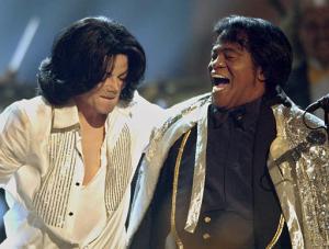 Michael jackson improvisó unos pasos de baile al lado de James Brown.