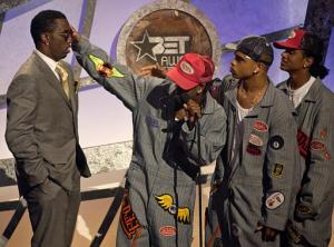 Miembros del grupo B2K 'echan fuera' a su productor Sean 'P Diddy'  mientras aceptaban un premio elegido por los televidentes.