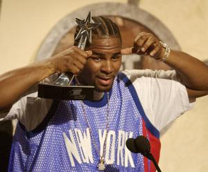 R. Kelly se conmovió hasta el llanto después de haber sido nombrado como el mejor artista masculino de R&B.