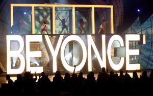 El grupo Beyonce actuó durante la entrega de los premios BET 2003 en Los Angeles California.
