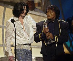 Durante la ceremonia de los BET 2003 El autodenominado Rey del Pop Michael Jackson entregó el premio de toda una trayectoria artística dedicada a la música a la' leyenda del soul' James Brown.