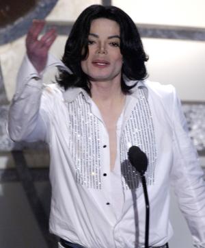 El polémico Michael Jackson saluda a su público tras hacer entrega a James Brown de la mejor trayectoria artística