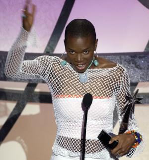 La tercera entrega de los galardones BET (Black Enterteiment Television) se realizó en el teatro kodak de los Angeles con la presencia de un sin fin de celebridades de la comunidad negra.


La cantante India Arie agradece el premio recibido por haber sido la mejor artista femenina de R&B