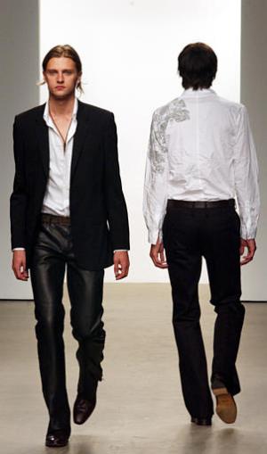 Los colores blanco y negro así como estilos más clásicos estuvieron presentes a lo largo de la presentación de Calvin Klein.