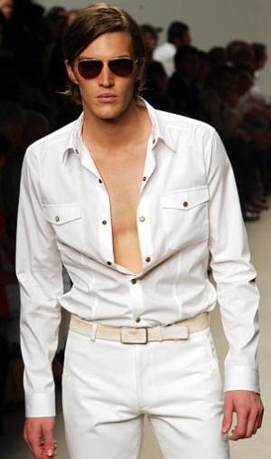 Este conjunto blanco recordando un poco a Elvis Presley fue presentado durante el desfile de Calvin Klein en Milán.