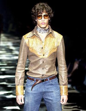 El vaquero de Gucci, más sexy, chic y joven que los rancheros texanos de estampa lejana, no renuncia a ponerse en un momento dado pantalones y zapatillas de tenis con rayas de colores, en una colección en la que priman los marrones.
