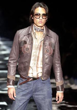 Tom Jones, de la casa de modas Gucci, un cowboy europeo y refinado desfiló por la pasarela de la moda masculina de Milán con una nueva sublimación de las prendas de piel.