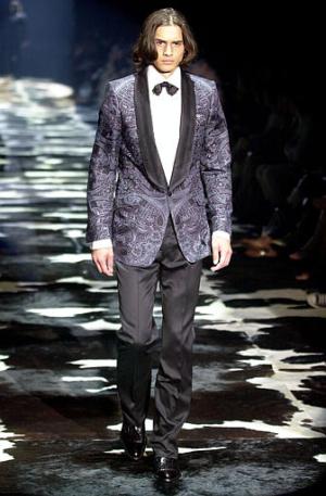 Un tejano en Saint Tropez o en la bella Portofino es el retrato del hombre Gucci para la próxima primavera-verano de 2004, vestido por el diseñador norteamericano Tom Ford.