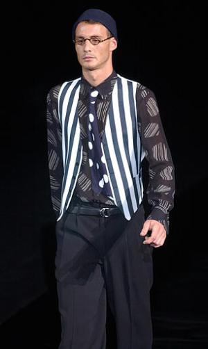 El diseñador italiano Giorgio Armani plantea para la primavera y el verano del año próximo un hombre con tintes mediterráneos, entre el marinero y el pescador, pero siempre con la influencia del 'mare nostrum'.