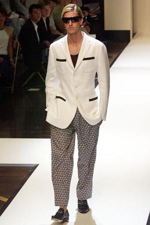 En plena canícula de junio, el hombre Ferre para los calores venideros viste con trajes blancos como si fueran simples camisas, tejanos de lino y corbatas de hilo de escocia, y se zambulle en un juego de luces y sombras en un mar de lunares negros y blancos.