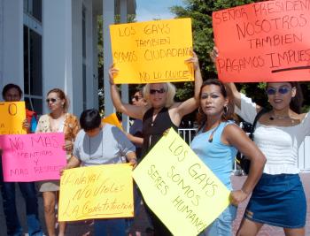 Con movimientos insinuantes retaban a las autoridades y a la vez captaban la atención de los fotógrafos: “hoy, hoy, hoy, chiquillos y chiquillas queremos una respuesta”. Ya se lo habían advertido al Alcalde: o modificaba el artículo 75 del Reglamento de Salud o acudirían vestidos de mujer a la presidencia municipal. 
Después de varios minutos de espera, Lorena Charles –representante de la comunidad gay- consideró que ya había pasado tiempo suficiente y nadie salía a recibirlos: “muchachas, vamos a entrar a la presidencia municipal para ver qué respuesta nos tienen”.