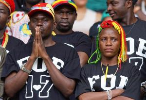 Schaefer indicó que los jugadores disputaron la final por deseo de la mujer del compañero fallecido. 'Llamaron a la mujer de Foé y les dijo que jugaran. Ha sido difícil jugar hoy, mañana o pasado mañana volveremos a Camerún y seguro que estaremos muy tristes', indicó.