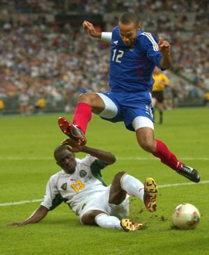 En ausencia de 'Zizou', el delantero del Arsenal fue el ídolo de la afición francesa y Henry así lo entendió; asumió su condición de líder del equipo y lo llevó hasta el título.