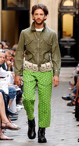 Junya Watanabe no se limitó en el uso de colores, ya que 'echo mano' de una gran variedad de ellos sin mostrar preferencia por algún color o tonalidad en especial.