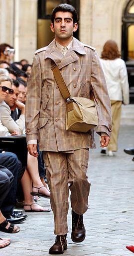 Japón, también estuvó presente en París con Junya Watanabe, quien presentó sus modelos para el 2004.