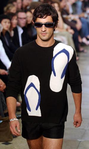 Este modelo desfiló con un traje sport de short negro y playera negra con adornos blancos. Los accesorios como los lentes de sol fueron parte fundamental en la propuesta de Rykiel.