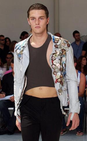 Helmut Lang también presentó sus diseños primavera-verano 2004 en París.