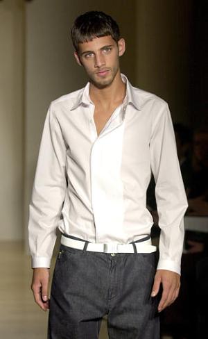 Sin ser estrafalario Krutzki vuelve a lo básico para proponer a un hombre bien vestido con modelos casuales  y conservadores.