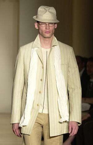 El diseñador alemán Martin Krutzki presentó sus modelos para el 2004 con una tendencia más vanguardista.