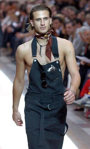 Gaultier recomienda al hombre que practique un deporte de fondo y cuenta con él para mostrar un torso de atleta.