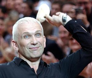 Jean-Paul Gaultier agradece al público su asistencia, al finalizar su desfile.