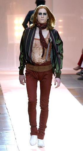 Sin inhibiciones y con mucha creatividad Gaultier presentó su desfile, él cual fue bastante 'fuera de lo común' al resto de sus compañeros, causando gran expectación por parte del público francés.