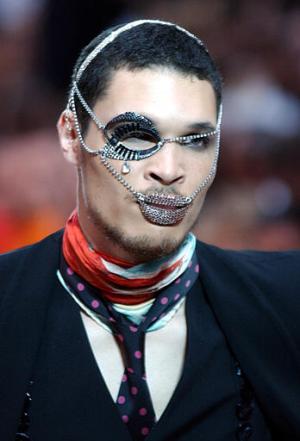 Gaultier se inspiró en películas de terror para caracterizar a modelos durante su desfile.